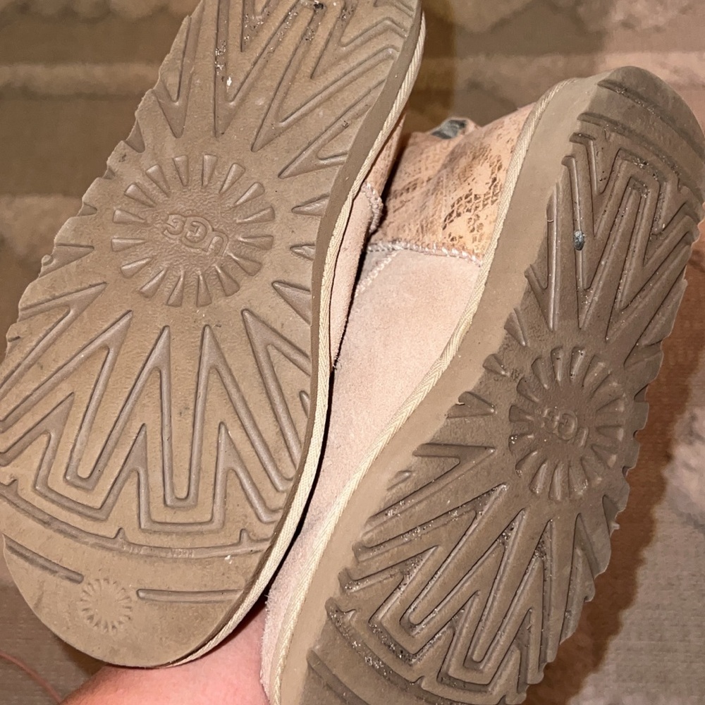 UGGS - Picture 4 of 4